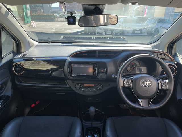 トヨタ ヴィッツ F アミー 愛知県 2018(平30)年 6.4万km ホワイトパールクリスタルシャイン パナソニック製ナビ（CN-RE04WD)/フルセグTV・AM・FM・SD・Bluetooth・CD・DVD・USB/バックカメラ/スマートキー/プッシュスタート/ビルトインETC/前方ドライブレコーダー/プリクラッシュセーフティ/車線逸脱防止機能/アイドリングストップ/オートライト/LEDヘッドライト/フォグランプ/純正フロアマット/純正ドアバイザー/保証書/点検整備記録簿（R3・R5・R7)