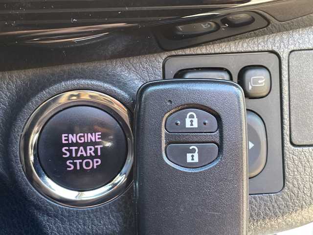 トヨタ ヴィッツ F アミー 愛知県 2018(平30)年 6.4万km ホワイトパールクリスタルシャイン パナソニック製ナビ（CN-RE04WD)/フルセグTV・AM・FM・SD・Bluetooth・CD・DVD・USB/バックカメラ/スマートキー/プッシュスタート/ビルトインETC/前方ドライブレコーダー/プリクラッシュセーフティ/車線逸脱防止機能/アイドリングストップ/オートライト/LEDヘッドライト/フォグランプ/純正フロアマット/純正ドアバイザー/保証書/点検整備記録簿（R3・R5・R7)