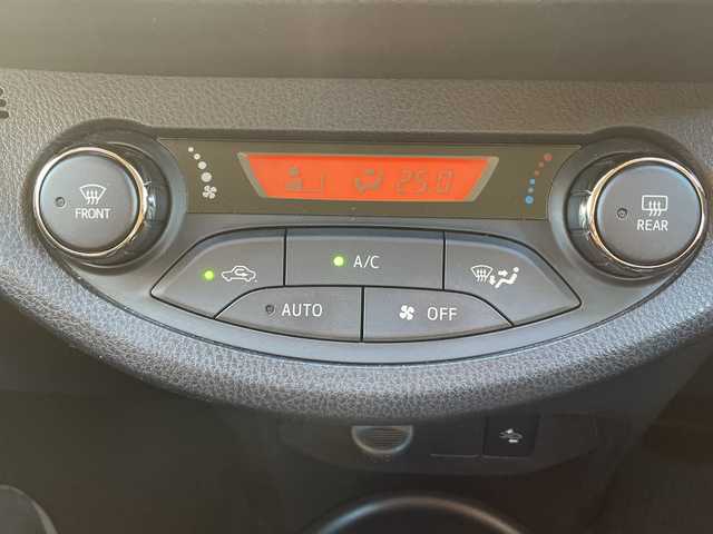 トヨタ ヴィッツ F アミー 愛知県 2018(平30)年 6.4万km ホワイトパールクリスタルシャイン パナソニック製ナビ（CN-RE04WD)/フルセグTV・AM・FM・SD・Bluetooth・CD・DVD・USB/バックカメラ/スマートキー/プッシュスタート/ビルトインETC/前方ドライブレコーダー/プリクラッシュセーフティ/車線逸脱防止機能/アイドリングストップ/オートライト/LEDヘッドライト/フォグランプ/純正フロアマット/純正ドアバイザー/保証書/点検整備記録簿（R3・R5・R7)