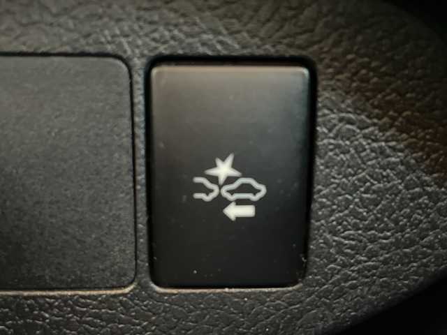 トヨタ ヴィッツ F アミー 愛知県 2018(平30)年 6.4万km ホワイトパールクリスタルシャイン パナソニック製ナビ（CN-RE04WD)/フルセグTV・AM・FM・SD・Bluetooth・CD・DVD・USB/バックカメラ/スマートキー/プッシュスタート/ビルトインETC/前方ドライブレコーダー/プリクラッシュセーフティ/車線逸脱防止機能/アイドリングストップ/オートライト/LEDヘッドライト/フォグランプ/純正フロアマット/純正ドアバイザー/保証書/点検整備記録簿（R3・R5・R7)