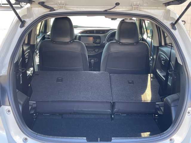 トヨタ ヴィッツ F アミー 愛知県 2018(平30)年 6.4万km ホワイトパールクリスタルシャイン パナソニック製ナビ（CN-RE04WD)/フルセグTV・AM・FM・SD・Bluetooth・CD・DVD・USB/バックカメラ/スマートキー/プッシュスタート/ビルトインETC/前方ドライブレコーダー/プリクラッシュセーフティ/車線逸脱防止機能/アイドリングストップ/オートライト/LEDヘッドライト/フォグランプ/純正フロアマット/純正ドアバイザー/保証書/点検整備記録簿（R3・R5・R7)