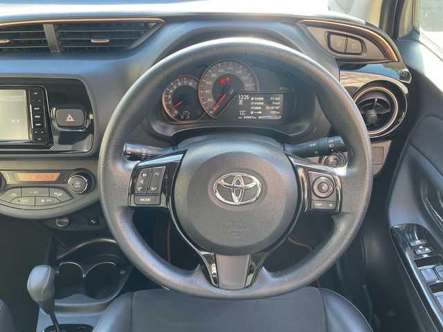 トヨタ ヴィッツ F アミー 愛知県 2018(平30)年 6.4万km ホワイトパールクリスタルシャイン パナソニック製ナビ（CN-RE04WD)/フルセグTV・AM・FM・SD・Bluetooth・CD・DVD・USB/バックカメラ/スマートキー/プッシュスタート/ビルトインETC/前方ドライブレコーダー/プリクラッシュセーフティ/車線逸脱防止機能/アイドリングストップ/オートライト/LEDヘッドライト/フォグランプ/純正フロアマット/純正ドアバイザー/保証書/点検整備記録簿（R3・R5・R7)