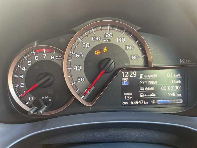 トヨタ ヴィッツ F アミー 愛知県 2018(平30)年 6.4万km ホワイトパールクリスタルシャイン パナソニック製ナビ（CN-RE04WD)/フルセグTV・AM・FM・SD・Bluetooth・CD・DVD・USB/バックカメラ/スマートキー/プッシュスタート/ビルトインETC/前方ドライブレコーダー/プリクラッシュセーフティ/車線逸脱防止機能/アイドリングストップ/オートライト/LEDヘッドライト/フォグランプ/純正フロアマット/純正ドアバイザー/保証書/点検整備記録簿（R3・R5・R7)