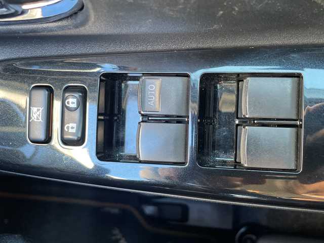 トヨタ ヴィッツ F アミー 愛知県 2018(平30)年 6.4万km ホワイトパールクリスタルシャイン パナソニック製ナビ（CN-RE04WD)/フルセグTV・AM・FM・SD・Bluetooth・CD・DVD・USB/バックカメラ/スマートキー/プッシュスタート/ビルトインETC/前方ドライブレコーダー/プリクラッシュセーフティ/車線逸脱防止機能/アイドリングストップ/オートライト/LEDヘッドライト/フォグランプ/純正フロアマット/純正ドアバイザー/保証書/点検整備記録簿（R3・R5・R7)