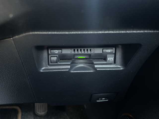 トヨタ ヴィッツ F アミー 愛知県 2018(平30)年 6.4万km ホワイトパールクリスタルシャイン パナソニック製ナビ（CN-RE04WD)/フルセグTV・AM・FM・SD・Bluetooth・CD・DVD・USB/バックカメラ/スマートキー/プッシュスタート/ビルトインETC/前方ドライブレコーダー/プリクラッシュセーフティ/車線逸脱防止機能/アイドリングストップ/オートライト/LEDヘッドライト/フォグランプ/純正フロアマット/純正ドアバイザー/保証書/点検整備記録簿（R3・R5・R7)