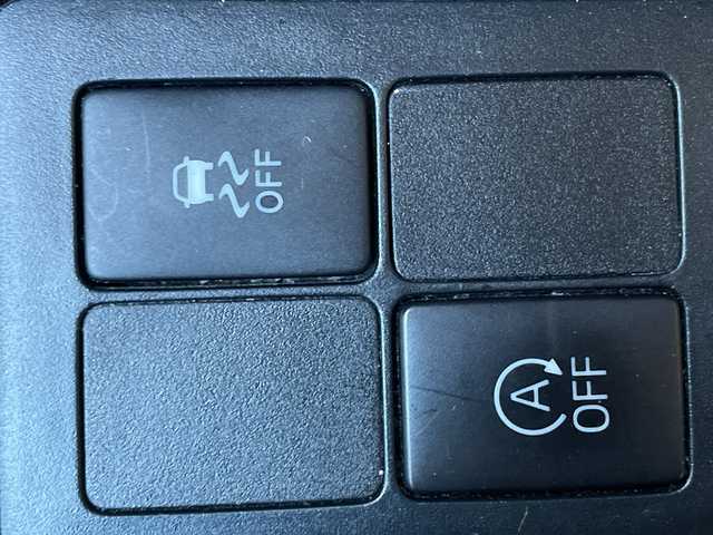 トヨタ ヴィッツ F アミー 愛知県 2018(平30)年 6.4万km ホワイトパールクリスタルシャイン パナソニック製ナビ（CN-RE04WD)/フルセグTV・AM・FM・SD・Bluetooth・CD・DVD・USB/バックカメラ/スマートキー/プッシュスタート/ビルトインETC/前方ドライブレコーダー/プリクラッシュセーフティ/車線逸脱防止機能/アイドリングストップ/オートライト/LEDヘッドライト/フォグランプ/純正フロアマット/純正ドアバイザー/保証書/点検整備記録簿（R3・R5・R7)