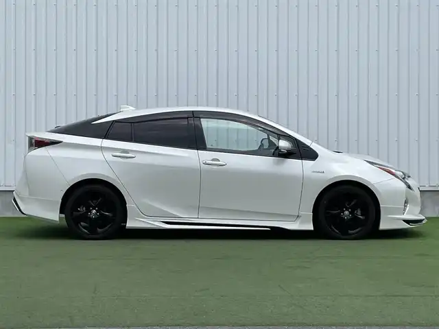 トヨタ プリウス A ツーリングセレクション 香川県 2016(平28)年 6.9万km ホワイトパールクリスタルシャイン 純正７型ナビ　（品番：NSZT-W64）/フルセグテレビ/Bluetooth　CD DVD/バックカメラ/衝突被害軽減システム/車線逸脱警報/横滑り防止装置/インテリジェントクリアランスソナー/シンプルインテリジェントパーキングアシスト/前方ドライブレコーダー/オートマチックハイビーム/オートライト/LEDヘッドライト/合皮シート/運転席側・助手席側シートヒーター/モデリスタエアロ　（フロント・サイド）/ヘッドアップディスプレイ/純正フロアマット/純正17インチアルミホイール/ハンドルスイッチ/プッシュスタート/ETC