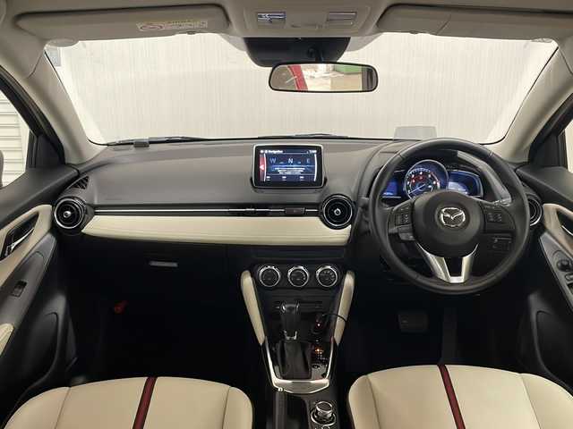 マツダ デミオ XD ツーリング Lパッケージ 熊本県 2015(平27)年 1.5万km ソウルレッドプレミアムメタリック ワンオーナー/純正ナビ(Bluetooth/CD/DVD)/フルセグTV/ドライブレコーダー/クルーズコントロール/パーキングセンサー/前進時スマートシティブレーキサポート/前進時AT誤発進抑制制御/ブラインドスポットモニタリング/リアクロストラフィックアラート/ハイビームコントロールシステム/車線逸脱警報システム/アクティブドライビングディスプレイ/ターボ/LEDヘッドランプ/本革巻きステアリング/ステアリングスイッチ/パドルシフト/オフホワイト革ハーフレザーシート/純正16インチアルミホイール/アドバンストキー/キーレスエントリーシステム/禁煙車