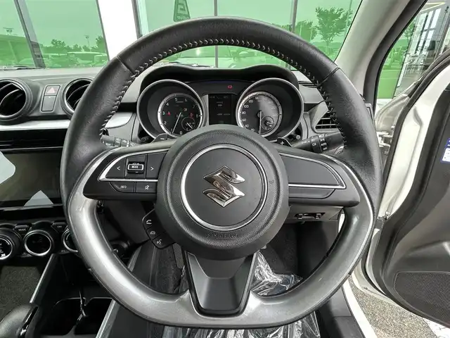 スズキ スイフト HYBRID RS 和歌山県 2018(平30)年 5.4万km ピュアホワイトP 純正メモリナビ（CD）/Bluetooth/フルセグテレビ/全方位モニター/衝突被害軽減システム/横滑り防止装置/前方ドライブレコーダー/ビルトインETC/パドルシフト/シートヒーター/LEDヘッドライト/オートライト/純正16インチアルミホイール/純正フロアマット/USB入力端子/アイドリングストップ/プッシュスタート/スマートキー/電動格納ミラー