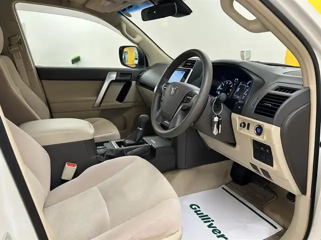トヨタ ランドクルーザー プラド TX 群馬県 2023(令5)年 2.3万km ホワイトパールクリスタルシャイン トヨタセーフティセンス/・プリクラッシュセーフティ/・レーンディパーチャーアラート/・レーダークルーズコントロール/・オートマチックハイビーム/・クリアランスソナー/・ロードサインアシスト/・先行車発進お知らせ機能/サンルーフ/モデリスタエアロ(F/R)/純正9インチSDナビ/・フルセグTV(TVキャンセラー)/・CD/DVD/BT/・SD/AM.FM/純正ドライブレコーダー/ビルトインETC/スマートキー×2/プッシュスタート/ステアリングスイッチ/LEDヘッドライト/フォグランプ/オートライト/ルーフレール/純正17インチAW/純正フロアマット/ドアバイザー/横滑り防止システム/電動格納ウィンカーミラー