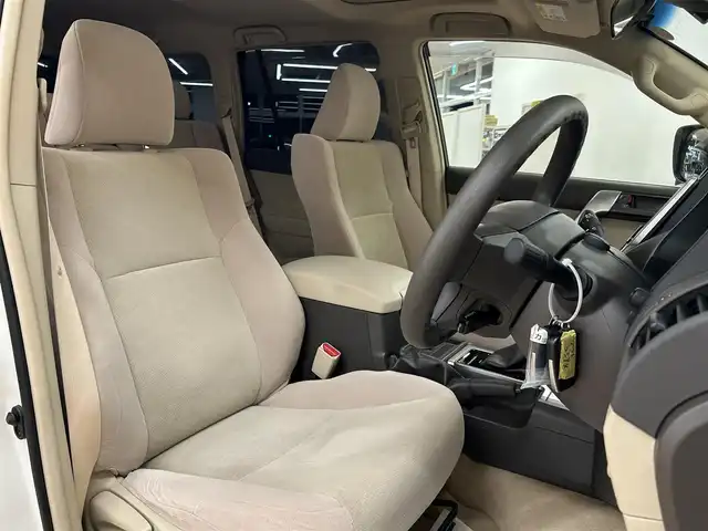 トヨタ ランドクルーザー プラド TX 群馬県 2023(令5)年 2.3万km ホワイトパールクリスタルシャイン トヨタセーフティセンス/・プリクラッシュセーフティ/・レーンディパーチャーアラート/・レーダークルーズコントロール/・オートマチックハイビーム/・クリアランスソナー/・ロードサインアシスト/・先行車発進お知らせ機能/サンルーフ/モデリスタエアロ(F/R)/純正9インチSDナビ/・フルセグTV(TVキャンセラー)/・CD/DVD/BT/・SD/AM.FM/純正ドライブレコーダー/ビルトインETC/スマートキー×2/プッシュスタート/ステアリングスイッチ/LEDヘッドライト/フォグランプ/オートライト/ルーフレール/純正17インチAW/純正フロアマット/ドアバイザー/横滑り防止システム/電動格納ウィンカーミラー
