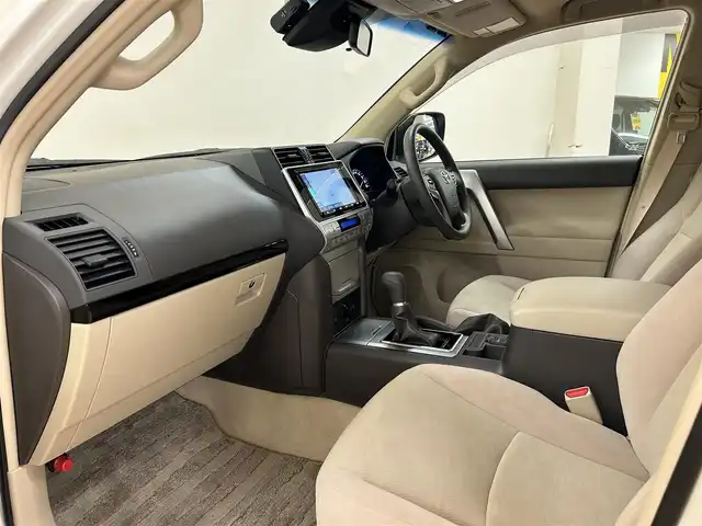 トヨタ ランドクルーザー プラド TX 群馬県 2023(令5)年 2.3万km ホワイトパールクリスタルシャイン トヨタセーフティセンス/・プリクラッシュセーフティ/・レーンディパーチャーアラート/・レーダークルーズコントロール/・オートマチックハイビーム/・クリアランスソナー/・ロードサインアシスト/・先行車発進お知らせ機能/サンルーフ/モデリスタエアロ(F/R)/純正9インチSDナビ/・フルセグTV(TVキャンセラー)/・CD/DVD/BT/・SD/AM.FM/純正ドライブレコーダー/ビルトインETC/スマートキー×2/プッシュスタート/ステアリングスイッチ/LEDヘッドライト/フォグランプ/オートライト/ルーフレール/純正17インチAW/純正フロアマット/ドアバイザー/横滑り防止システム/電動格納ウィンカーミラー