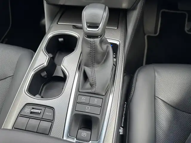トヨタ クラウン ハイブリッド RS リミテッドⅡ 滋賀県 2022(令4)年 4.1万km プレシャスホワイトパール 純正12.3型ナビ/　(Bluetooth/DVD/Blu-ray/フルセグ)/パノラミックビューモニター/ビルトインETC2.0/パワーシート/シートヒーター/シートクーラー/セーフティセンス/・レーントレーシングアシスト/・プリクラッシュセーフティ/・レーダークルーズコントロール/・アダプティブハイビーム/・ロードサインアシスト/・先行車発進告知機能/・ドライバー異常時対応システム/・ブラインドスポットモニター/・リアクロストラフィックオートブレーキ/・リアクロストラフィックアラート/3眼LEDヘッドランプ/本革巻きステアリング/黒革シート/クリアランスソナー/マルチフォルケッタ19インチアルミホイール/スマートキー/プッシュスタート