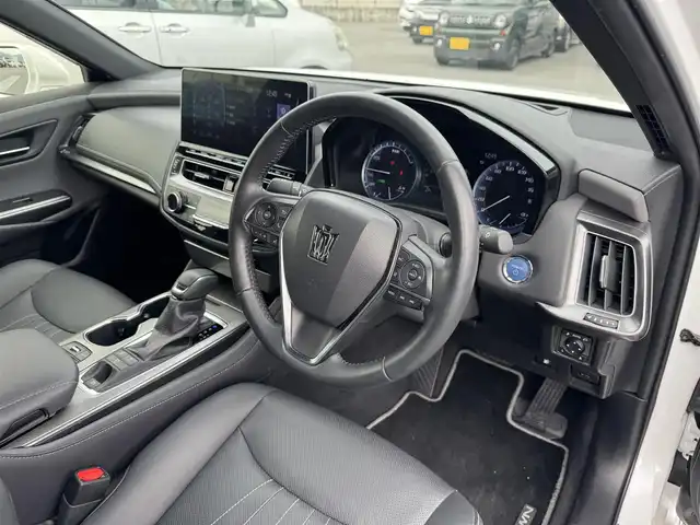 トヨタ クラウン ハイブリッド RS リミテッドⅡ 滋賀県 2022(令4)年 4.1万km プレシャスホワイトパール 純正12.3型ナビ/　(Bluetooth/DVD/Blu-ray/フルセグ)/パノラミックビューモニター/ビルトインETC2.0/パワーシート/シートヒーター/シートクーラー/セーフティセンス/・レーントレーシングアシスト/・プリクラッシュセーフティ/・レーダークルーズコントロール/・アダプティブハイビーム/・ロードサインアシスト/・先行車発進告知機能/・ドライバー異常時対応システム/・ブラインドスポットモニター/・リアクロストラフィックオートブレーキ/・リアクロストラフィックアラート/3眼LEDヘッドランプ/本革巻きステアリング/黒革シート/クリアランスソナー/マルチフォルケッタ19インチアルミホイール/スマートキー/プッシュスタート