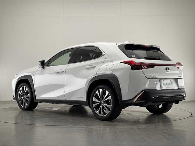 レクサス ＵＸ 250h Fスポーツ 宮崎県 2019(平31)年 3.3万km ホワイトノーヴァガラスフレーク 禁煙車/レクサスセーフティシステム/純正12.3型ディスプレイオーディオナビTV/純正バックカメラ/純正ビルトイン2.0ETC/純正LEDオートライト/純正LEDフォグ/純正18インチアルミ/純正フロアマット/プリクラッシュセーフティ/アダプティブクルーズコントロール/レーンディパーチャーアラート/オートマチックハイビーム/ブラインドスポットモニター/クリアランスソナー/パワーバックドア/赤本革シート/パワーシート/シートヒーター/ステアリングヒーター/デュアルオートエアコン（ナノイー）/スマートキー/プッシュエンジンスタート/スペアキー/新車時保証書/取扱い説明書