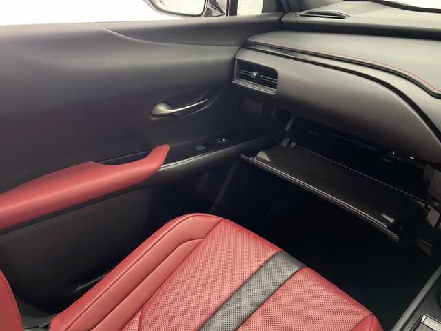 レクサス ＵＸ 250h Fスポーツ 宮崎県 2019(平31)年 3.3万km ホワイトノーヴァガラスフレーク 禁煙車/レクサスセーフティシステム/純正12.3型ディスプレイオーディオナビTV/純正バックカメラ/純正ビルトイン2.0ETC/純正LEDオートライト/純正LEDフォグ/純正18インチアルミ/純正フロアマット/プリクラッシュセーフティ/アダプティブクルーズコントロール/レーンディパーチャーアラート/オートマチックハイビーム/ブラインドスポットモニター/クリアランスソナー/パワーバックドア/赤本革シート/パワーシート/シートヒーター/ステアリングヒーター/デュアルオートエアコン（ナノイー）/スマートキー/プッシュエンジンスタート/スペアキー/新車時保証書/取扱い説明書