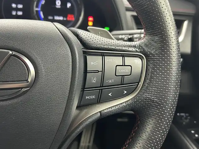 レクサス ＵＸ 250h Fスポーツ 熊本県 2019(平31)年 3.3万km ホワイトノーヴァガラスフレーク 禁煙車/レクサスセーフティシステム/純正12.3型ディスプレイオーディオナビTV/純正バックカメラ/純正ビルトイン2.0ETC/純正LEDオートライト/純正LEDフォグ/純正18インチアルミ/純正フロアマット/プリクラッシュセーフティ/アダプティブクルーズコントロール/レーンディパーチャーアラート/オートマチックハイビーム/ブラインドスポットモニター/前後クリアランスソナー/パワーバックドア/赤本革シート/パワーシート/シートヒーター/ステアリングヒーター/デュアルオートエアコン（ナノイー）/スマートキー/プッシュエンジンスタート/スペアキー/保証書/取扱い説明書