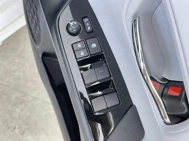 トヨタ プリウス Sツーリングセレクション 広島県 2020(令2)年 4.1万km プラチナホワイトパールマイカ トヨタセーフティーセンス/・プリクラッシュセーフティ/・オートマチックハイビーム/・レーダークルーズコントロール/・ブラインドスポットモニター/・レーンディパーチャーアラート/モデリスタエアロ/純正9インチSDナビ/・型式：WSZT-Y68T/・CD/フルセグTV/Bluetooth/AM/FM/パノラミックビューモニター/ビルトインETC/コーナーセンサー/レザーシート/前席シートヒーター/純正17インチアルミホイール/純正フロアマット/ステアリングスイッチ/LEDオートヘッドライト/プッシュスタート/禁煙車