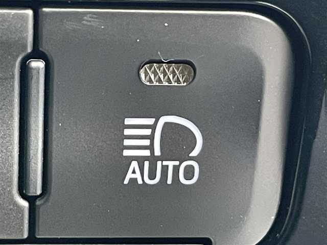 トヨタ プリウス Sツーリングセレクション 岡山県 2020(令2)年 4.1万km プラチナホワイトパールマイカ 登録時走行距離：40833km/禁煙車/モデリスタエアロ/全方位カメラ/純正9インチSDナビ（WSZT-Y68T）/・CD/フルセグTV/Bluetooth/AM/FM/トヨタセーフティーセンス/・PCS（衝突軽減システム）/・オートマチックハイビーム/・レーダークルーズコントロール/・LTA（レーンアシスト）/・先行車発進告知/・ふらつき警報/・ロードサインアシスト（標識認識機能）/ビルトインETC/クリアランスソナー/シートヒーター（D・N席）/純正17インチアルミホイール/純正フロアマット/ステアリングスイッチ/LEDヘッドライト/フォグライト/ドアバイザー/電動格納ミラー/オートリトラミラー/プッシュスタート/スマートキー/スペアキー/取扱説明書