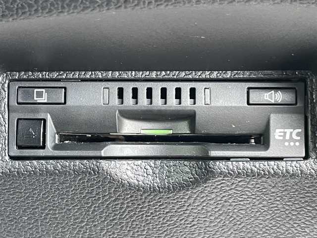 トヨタ プリウス Sツーリングセレクション 岡山県 2020(令2)年 4.1万km プラチナホワイトパールマイカ 登録時走行距離：40833km/禁煙車/モデリスタエアロ/全方位カメラ/純正9インチSDナビ（WSZT-Y68T）/・CD/フルセグTV/Bluetooth/AM/FM/トヨタセーフティーセンス/・PCS（衝突軽減システム）/・オートマチックハイビーム/・レーダークルーズコントロール/・LTA（レーンアシスト）/・先行車発進告知/・ふらつき警報/・ロードサインアシスト（標識認識機能）/ビルトインETC/クリアランスソナー/シートヒーター（D・N席）/純正17インチアルミホイール/純正フロアマット/ステアリングスイッチ/LEDヘッドライト/フォグライト/ドアバイザー/電動格納ミラー/オートリトラミラー/プッシュスタート/スマートキー/スペアキー/取扱説明書