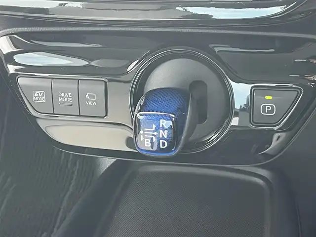 トヨタ プリウス Sツーリングセレクション 岡山県 2020(令2)年 4.1万km プラチナホワイトパールマイカ 登録時走行距離：40833km/禁煙車/モデリスタエアロ/全方位カメラ/純正9インチSDナビ（WSZT-Y68T）/・CD/フルセグTV/Bluetooth/AM/FM/トヨタセーフティーセンス/・PCS（衝突軽減システム）/・オートマチックハイビーム/・レーダークルーズコントロール/・LTA（レーンアシスト）/・先行車発進告知/・ふらつき警報/・ロードサインアシスト（標識認識機能）/ビルトインETC/クリアランスソナー/シートヒーター（D・N席）/純正17インチアルミホイール/純正フロアマット/ステアリングスイッチ/LEDヘッドライト/フォグライト/ドアバイザー/電動格納ミラー/オートリトラミラー/プッシュスタート/スマートキー/スペアキー/取扱説明書