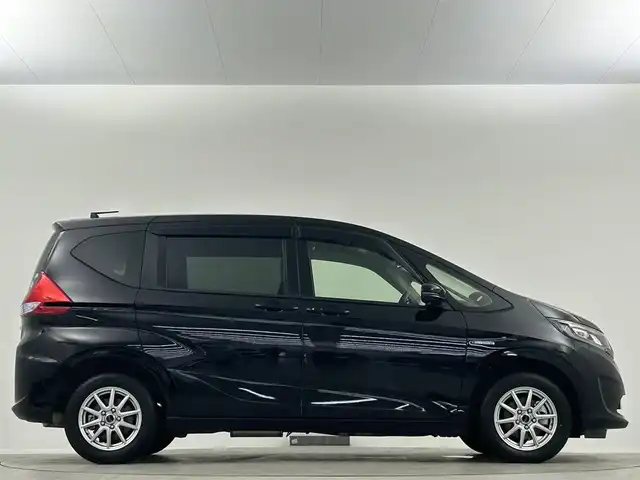 ホンダ フリード ハイブリット G ホンダセンシング 埼玉県 2019(平31)年 2.7万km プレミアムスパークルブラックパール 純正９型ナビ　フリップダウンモニター　バックカメラ　両側パワースライドドア　シートヒーター　ホンダセンシング　ＬＥＤヘッドライト　ビルトインETC　フォグランプ　スマートキー　フロアマット　禁煙車