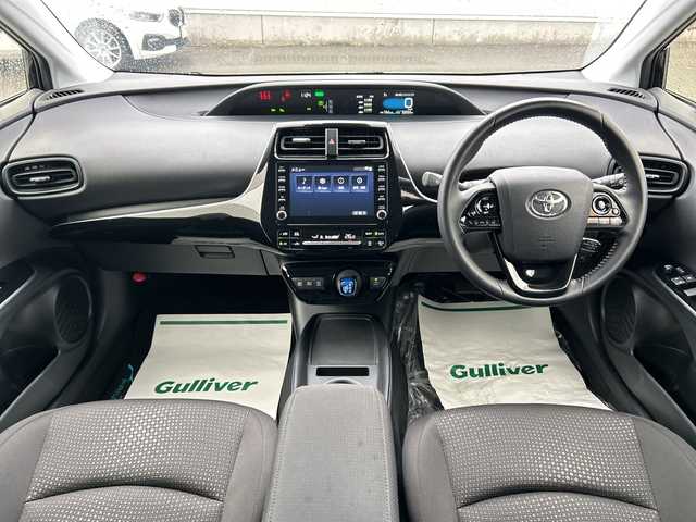 トヨタ プリウス SセーフティプラスⅡ 山形県 2022(令4)年 3.2万km アティチュードブラックマイカ 禁煙車/ワンオーナー/寒冷地仕様/4WD/純正ディスプレイオーディオ/・AM/FM/Bluetooth/レーダークルーズコントロール/レーンキープアシスト/プリクラッシュセーフティ/ブラインドスポットモニター/ロードサインアシスト/先行車発進検知/車線逸脱警報/横滑り防止装置/盗難防止装置/LEDヘッドライト/オートライト/オートハイビーム/フロントフォグランプ/全方位カメラ/モデリスタフルエアロ/純正エンジンスターター/純正フロアマット/純正ドアバイザー/保証書/取扱説明書