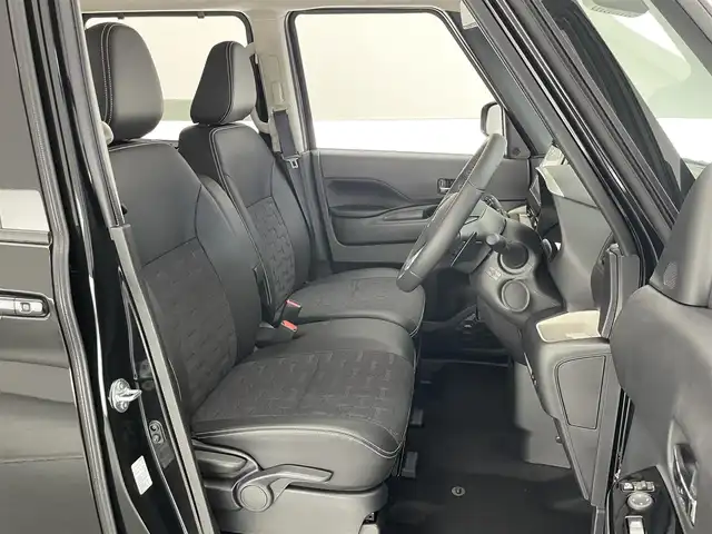 三菱 デリカミニ T プレミアム 愛知県 2025(令7)年 0.1千km アメジストブラック T　PREMIUM　/9型ディスプレイオーディオ（121330）　/サイドデカール（33440）/届出済未使用車　純正９型ＤＡ　デジイン　マイパイロット　ハンズフリーパワスラ　全方位カメラ　シートヒーター　ｅ－アシスト　衝突軽減　追従クルコン　ダウンヒルアシスト　ＬＥＤオートライト　パドルシフト　ルーフレール　オートハイビーム　レーンキープ　後退出庫サポート　黒ハーフレザー　アイドリングストップ　純正AW　カーテンエアバッグ　プッシュスタート　スマートキー　デジタルインナーミラー　カープレイ対応　AppleCarPlay AndroidAuto