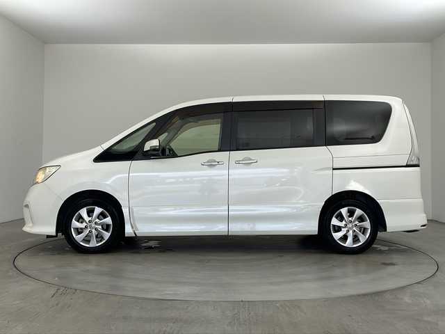 日産 セレナ ハイウェイスター Vセレクション 兵庫県 2012(平24)年 6.4万km ブリリアントホワイトパール ・ワンオーナー車/・純正ナビ(CD/DVD/SD/HDD/BT)/・フルセグTV/・バックカメラ/・クルーズコントロール/・両側パワースライドドア/・革巻きステアリング/・アイドリングストップ/・フォグライト/・スマートキー/・スペアキー1本/・左右シートバックテーブル/・リアドアサンシェード/・ウィンカー付きドアミラー/・純正アルミホイール/・社外フロアマット