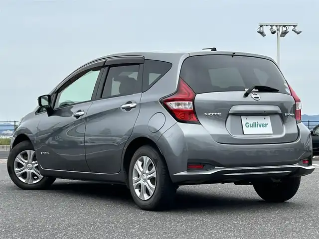 日産 ノート e－パワー X 島根県 2016(平28)年 6.4万km ダークメタルグレー 登録時走行距離63808km/純正ナビ(CD・DVD・AM・FM)/パワーステアリング/パワーウィンドウ/スマートキー(スペアキー×1)/純正フロアマット/ドアバイザー/ウィンカーミラー/レーンキープアシスト/横滑り防止装置/衝突被害軽減ブレーキ/オートライト/LEDヘッドライト/運転席・助手席エアバッグ/取扱説明書/禁煙車