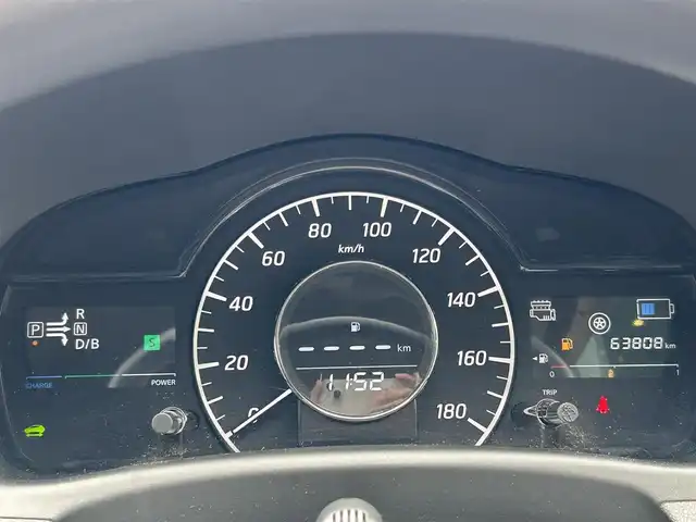 日産 ノート e－パワー X 島根県 2016(平28)年 6.4万km ダークメタルグレー 登録時走行距離63808km/純正ナビ(CD・DVD・AM・FM)/パワーステアリング/パワーウィンドウ/スマートキー(スペアキー×1)/純正フロアマット/ドアバイザー/ウィンカーミラー/レーンキープアシスト/横滑り防止装置/衝突被害軽減ブレーキ/オートライト/LEDヘッドライト/運転席・助手席エアバッグ/取扱説明書/禁煙車