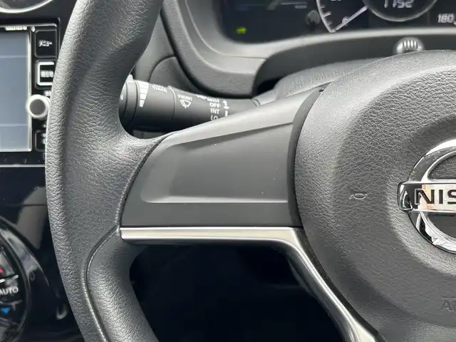 日産 ノート e－パワー X 島根県 2016(平28)年 6.4万km ダークメタルグレー 登録時走行距離63808km/純正ナビ(CD・DVD・AM・FM)/パワーステアリング/パワーウィンドウ/スマートキー(スペアキー×1)/純正フロアマット/ドアバイザー/ウィンカーミラー/レーンキープアシスト/横滑り防止装置/衝突被害軽減ブレーキ/オートライト/LEDヘッドライト/運転席・助手席エアバッグ/取扱説明書/禁煙車