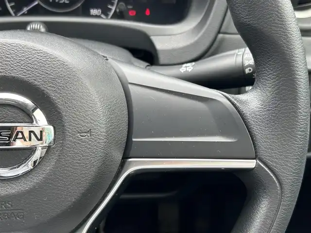 日産 ノート e－パワー X 島根県 2016(平28)年 6.4万km ダークメタルグレー 登録時走行距離63808km/純正ナビ(CD・DVD・AM・FM)/パワーステアリング/パワーウィンドウ/スマートキー(スペアキー×1)/純正フロアマット/ドアバイザー/ウィンカーミラー/レーンキープアシスト/横滑り防止装置/衝突被害軽減ブレーキ/オートライト/LEDヘッドライト/運転席・助手席エアバッグ/取扱説明書/禁煙車