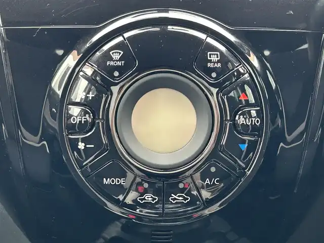 日産 ノート e－パワー X 島根県 2016(平28)年 6.4万km ダークメタルグレー 登録時走行距離63808km/純正ナビ(CD・DVD・AM・FM)/パワーステアリング/パワーウィンドウ/スマートキー(スペアキー×1)/純正フロアマット/ドアバイザー/ウィンカーミラー/レーンキープアシスト/横滑り防止装置/衝突被害軽減ブレーキ/オートライト/LEDヘッドライト/運転席・助手席エアバッグ/取扱説明書/禁煙車