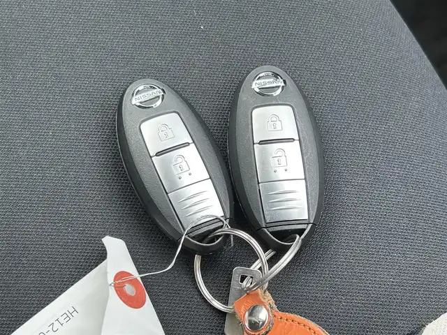 日産 ノート e－パワー X 島根県 2016(平28)年 6.4万km ダークメタルグレー 登録時走行距離63808km/純正ナビ(CD・DVD・AM・FM)/パワーステアリング/パワーウィンドウ/スマートキー(スペアキー×1)/純正フロアマット/ドアバイザー/ウィンカーミラー/レーンキープアシスト/横滑り防止装置/衝突被害軽減ブレーキ/オートライト/LEDヘッドライト/運転席・助手席エアバッグ/取扱説明書/禁煙車