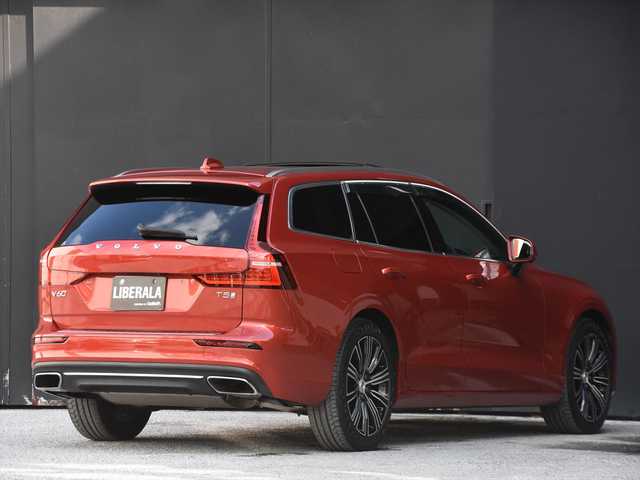 ボルボ Ｖ６０ T5 インスクリプション 和歌山県 2018(平30)年 4.4万km 赤 パノラマSR /黒革 /HUD /CarPlay /ACC /ナビ /TV /360度カメラ/オートテールゲート /harman/kardon /前後ドラレコ /マッサージシート /ベンチレーション /シートヒーター /BSM/LKA /CTA /パークアシスト /純18incAW /LED /ETC/スペアキー