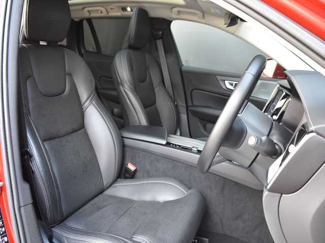 ボルボ Ｖ６０ T5 インスクリプション 和歌山県 2018(平30)年 4.4万km 赤 パノラマSR /黒革 /HUD /CarPlay /ACC /ナビ /TV /360度カメラ/オートテールゲート /harman/kardon /前後ドラレコ /マッサージシート /ベンチレーション /シートヒーター /BSM/LKA /CTA /パークアシスト /純18incAW /LED /ETC/スペアキー