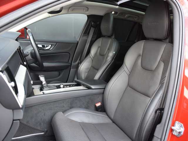 ボルボ Ｖ６０ T5 インスクリプション 和歌山県 2018(平30)年 4.4万km 赤 パノラマSR /黒革 /HUD /CarPlay /ACC /ナビ /TV /360度カメラ/オートテールゲート /harman/kardon /前後ドラレコ /マッサージシート /ベンチレーション /シートヒーター /BSM/LKA /CTA /パークアシスト /純18incAW /LED /ETC/スペアキー