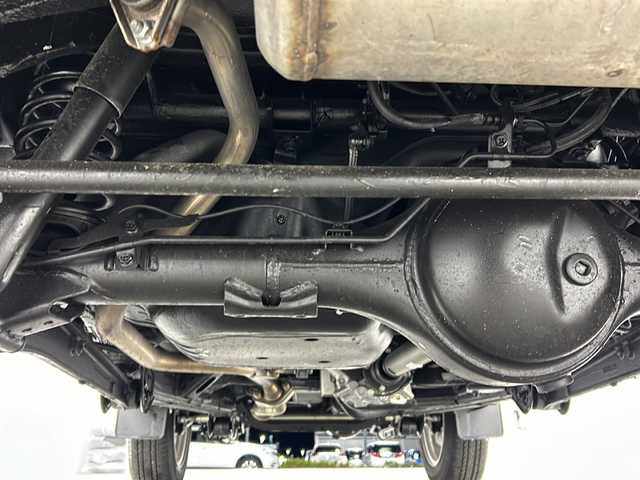 スズキ ジムニー XC 宮城県 2024(令6)年 0.7万km シフォンアイボリーM 4WD/純正ナビ/(AM/FM/BT/TV/iPod/SD/USB/CD/DVD)/バックカメラ/ビルトインETC/前後ドライブレコーダー/クルーズコントロール/ダウンヒルアシストコントロール/プッシュスタート/スマートキー/スペアキー/オートライト/オートマチックハイビーム/LEDヘッドライト/フォグランプ/ヘッドライトウォッシャー/ヘッドライトレベライザー/純正16インチアルミホイール/社外フロアマット