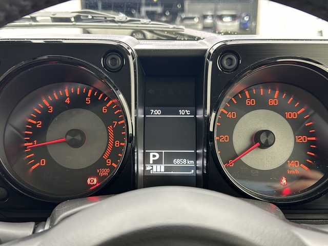 スズキ ジムニー XC 宮城県 2024(令6)年 0.7万km シフォンアイボリーM 4WD/純正ナビ/(AM/FM/BT/TV/iPod/SD/USB/CD/DVD)/バックカメラ/ビルトインETC/前後ドライブレコーダー/クルーズコントロール/ダウンヒルアシストコントロール/プッシュスタート/スマートキー/スペアキー/オートライト/オートマチックハイビーム/LEDヘッドライト/フォグランプ/ヘッドライトウォッシャー/ヘッドライトレベライザー/純正16インチアルミホイール/社外フロアマット