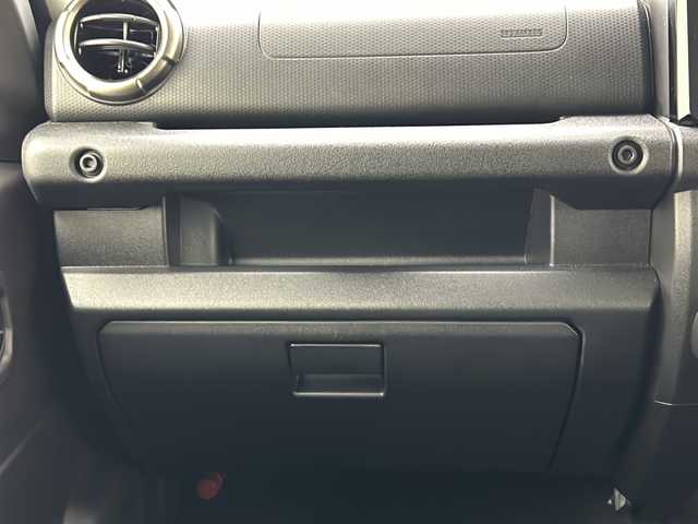 スズキ ジムニー XC 宮城県 2024(令6)年 0.7万km シフォンアイボリーM 4WD/純正ナビ/(AM/FM/BT/TV/iPod/SD/USB/CD/DVD)/バックカメラ/ビルトインETC/前後ドライブレコーダー/クルーズコントロール/ダウンヒルアシストコントロール/プッシュスタート/スマートキー/スペアキー/オートライト/オートマチックハイビーム/LEDヘッドライト/フォグランプ/ヘッドライトウォッシャー/ヘッドライトレベライザー/純正16インチアルミホイール/社外フロアマット