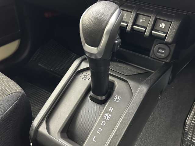 スズキ ジムニー XC 宮城県 2024(令6)年 0.7万km シフォンアイボリーM 4WD/純正ナビ/(AM/FM/BT/TV/iPod/SD/USB/CD/DVD)/バックカメラ/ビルトインETC/前後ドライブレコーダー/クルーズコントロール/ダウンヒルアシストコントロール/プッシュスタート/スマートキー/スペアキー/オートライト/オートマチックハイビーム/LEDヘッドライト/フォグランプ/ヘッドライトウォッシャー/ヘッドライトレベライザー/純正16インチアルミホイール/社外フロアマット