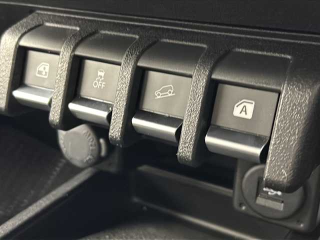 スズキ ジムニー XC 宮城県 2024(令6)年 0.7万km シフォンアイボリーM 4WD/純正ナビ/(AM/FM/BT/TV/iPod/SD/USB/CD/DVD)/バックカメラ/ビルトインETC/前後ドライブレコーダー/クルーズコントロール/ダウンヒルアシストコントロール/プッシュスタート/スマートキー/スペアキー/オートライト/オートマチックハイビーム/LEDヘッドライト/フォグランプ/ヘッドライトウォッシャー/ヘッドライトレベライザー/純正16インチアルミホイール/社外フロアマット