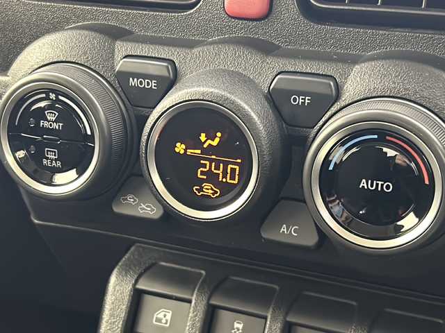 スズキ ジムニー XC 宮城県 2024(令6)年 0.7万km シフォンアイボリーM 4WD/純正ナビ/(AM/FM/BT/TV/iPod/SD/USB/CD/DVD)/バックカメラ/ビルトインETC/前後ドライブレコーダー/クルーズコントロール/ダウンヒルアシストコントロール/プッシュスタート/スマートキー/スペアキー/オートライト/オートマチックハイビーム/LEDヘッドライト/フォグランプ/ヘッドライトウォッシャー/ヘッドライトレベライザー/純正16インチアルミホイール/社外フロアマット