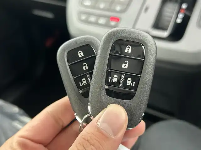 ホンダ フリード ハイブリット e:HEV AIR EX 千葉県 2025(令7)年 0.1千km プラチナホワイトパール 登録済未使用車/純正9インチコネクトナビ/・LXM-242ZFNi/・BT/ACP/AA/フルセグ/Honda SENSING/・衝突軽減ブレーキ（CMBS）/・先行車発進お知らせ機能/・歩行者事故低減ステアリング/・路外逸脱抑制機能/・標識認識機能/・渋滞追従機能付アダプティブクルーズコントロール（ACC）/・車線維持支援システム（LKAS）/・トラフィックジャムアシスト（渋滞運転支援機能）/・ブラインドスポットインフォメーション/・誤発進抑制機能/・後方誤発進抑制機能/・近距離衝突軽減ブレーキ/・急アクセル抑制機能/・パーキングセンサーシステム/・オートハイビーム/両側パワースライドドア/バックカメラ/前席シートヒーター/リアクーラー/2列目キャプテンシート(両側アームレスト付)/コーナーセンサー/スマートキー/スペアキー/純正15インチアルミホイール/取説・保証書/LEDヘッドライト/オートライト/コーナーセンサー/スマートキー/スペアキー/純正15インチアルミホイール/取説・保証書