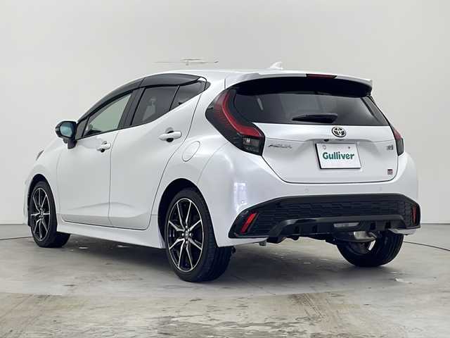 トヨタ アクア GRスポーツ 秋田県 2024(令6)年 0.4万km プラチナホワイトパールマイカ ワンオーナー　/１０．５インチディスプレィオーディオ　/USBポート/カラーヘッドアップディスプレイ/コンフォートパッケージ/全方位モニター　/プッシュスタート /スマートキー/スペアキー有り/トヨタセーフティセンス　/クルーズコントロール　/ステアリングヒーター　/ステアリングリモコン/ハーフレザーシート　/前席シートヒーター　/ビルトインＥＴＣ/デジタルインナーミラー型ドライブレコーダー/ブラインドスポットモニター/LEDヘッドライト/LEDターンランプ/LEDクリアランスランプ/オートマチックハイビーム/オートエアコン /オートライト/衝突被害軽減システム/レーンキープアシスト/横滑り防止装置/クリアランスソナー /AC１００V/ライトレベライザー /取扱説明書/保証書/サイドバイザー/ウィンカーミラー /純正AW/純正フロアマット/EV MODE/DRIVE MODE/ハーフレザーシート/革巻きステアリング/電格ミラー/コーナーセンサー