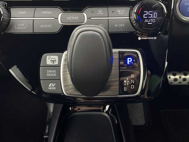 トヨタ アクア GRスポーツ 秋田県 2024(令6)年 0.4万km プラチナホワイトパールマイカ ワンオーナー　/１０．５インチディスプレィオーディオ　/USBポート/カラーヘッドアップディスプレイ/コンフォートパッケージ/全方位モニター　/プッシュスタート /スマートキー/スペアキー有り/トヨタセーフティセンス　/クルーズコントロール　/ステアリングヒーター　/ステアリングリモコン/ハーフレザーシート　/前席シートヒーター　/ビルトインＥＴＣ/デジタルインナーミラー型ドライブレコーダー/ブラインドスポットモニター/LEDヘッドライト/LEDターンランプ/LEDクリアランスランプ/オートマチックハイビーム/オートエアコン /オートライト/衝突被害軽減システム/レーンキープアシスト/横滑り防止装置/クリアランスソナー /AC１００V/ライトレベライザー /取扱説明書/保証書/サイドバイザー/ウィンカーミラー /純正AW/純正フロアマット/EV MODE/DRIVE MODE/ハーフレザーシート/革巻きステアリング/電格ミラー/コーナーセンサー