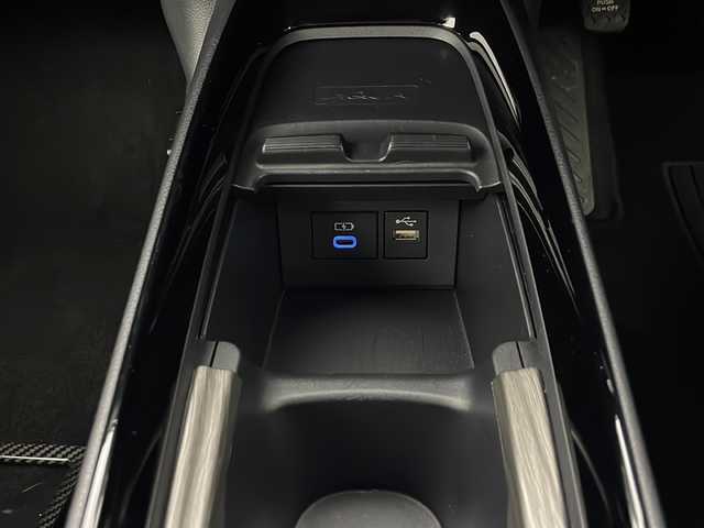 トヨタ アクア GRスポーツ 秋田県 2024(令6)年 0.4万km プラチナホワイトパールマイカ ワンオーナー　/１０．５インチディスプレィオーディオ　/USBポート/カラーヘッドアップディスプレイ/コンフォートパッケージ/全方位モニター　/プッシュスタート /スマートキー/スペアキー有り/トヨタセーフティセンス　/クルーズコントロール　/ステアリングヒーター　/ステアリングリモコン/ハーフレザーシート　/前席シートヒーター　/ビルトインＥＴＣ/デジタルインナーミラー型ドライブレコーダー/ブラインドスポットモニター/LEDヘッドライト/LEDターンランプ/LEDクリアランスランプ/オートマチックハイビーム/オートエアコン /オートライト/衝突被害軽減システム/レーンキープアシスト/横滑り防止装置/クリアランスソナー /AC１００V/ライトレベライザー /取扱説明書/保証書/サイドバイザー/ウィンカーミラー /純正AW/純正フロアマット/EV MODE/DRIVE MODE/ハーフレザーシート/革巻きステアリング/電格ミラー/コーナーセンサー