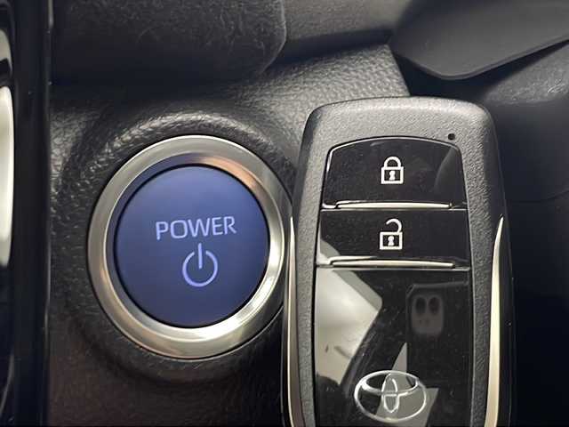 トヨタ アクア GRスポーツ 秋田県 2024(令6)年 0.4万km プラチナホワイトパールマイカ ワンオーナー　/１０．５インチディスプレィオーディオ　/USBポート/カラーヘッドアップディスプレイ/コンフォートパッケージ/全方位モニター　/プッシュスタート /スマートキー/スペアキー有り/トヨタセーフティセンス　/クルーズコントロール　/ステアリングヒーター　/ステアリングリモコン/ハーフレザーシート　/前席シートヒーター　/ビルトインＥＴＣ/デジタルインナーミラー型ドライブレコーダー/ブラインドスポットモニター/LEDヘッドライト/LEDターンランプ/LEDクリアランスランプ/オートマチックハイビーム/オートエアコン /オートライト/衝突被害軽減システム/レーンキープアシスト/横滑り防止装置/クリアランスソナー /AC１００V/ライトレベライザー /取扱説明書/保証書/サイドバイザー/ウィンカーミラー /純正AW/純正フロアマット/EV MODE/DRIVE MODE/ハーフレザーシート/革巻きステアリング/電格ミラー/コーナーセンサー