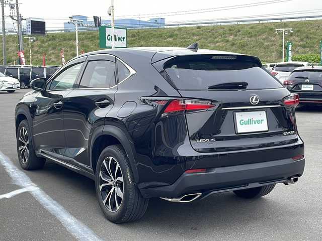 レクサス ＮＸ 200t Fスポーツ 青森県 2014(平26)年 7万km スターライトブラックガラスフレーク ・4WD/・本革シート/・純正メーカーSDナビ/・Bluetooth/・バックカメラ/・衝突軽減ブレーキ/・レーダークルーズコントロール/・レーンキープアシスト/・パワーバックドア/・エアシート（D＋N）/・パワーシート（D＋N）/・プッシュスタート/・スマートキー/・オートライト/・アイドリングストップ/・カーテンエアバック/・横滑り防止/・パドルシフト/・シートメモリ/・社外フロアマット/・純正ドアバイザー/・保証書/・取扱説明書